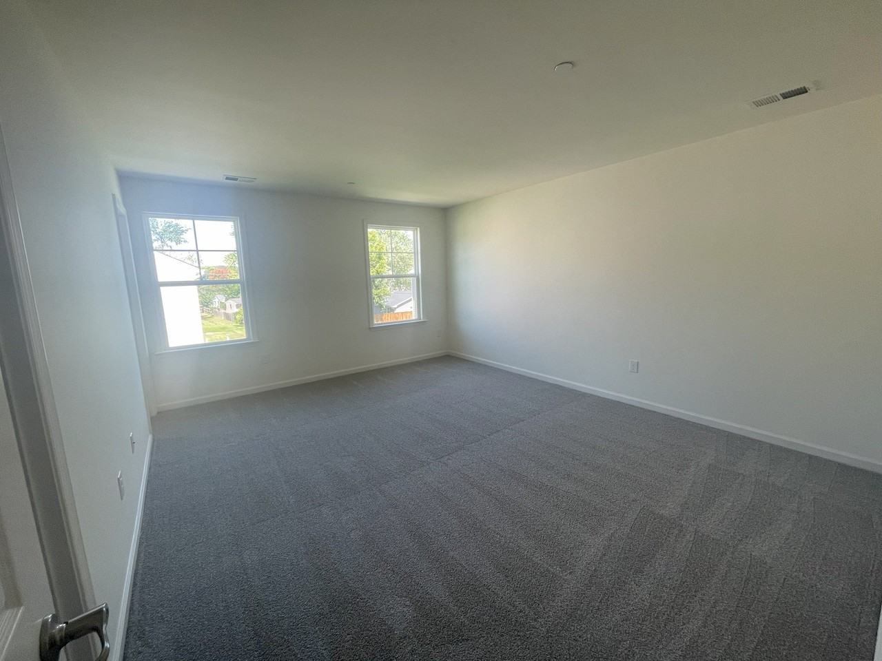 215 Thompson Ave - Photo 5 of 20