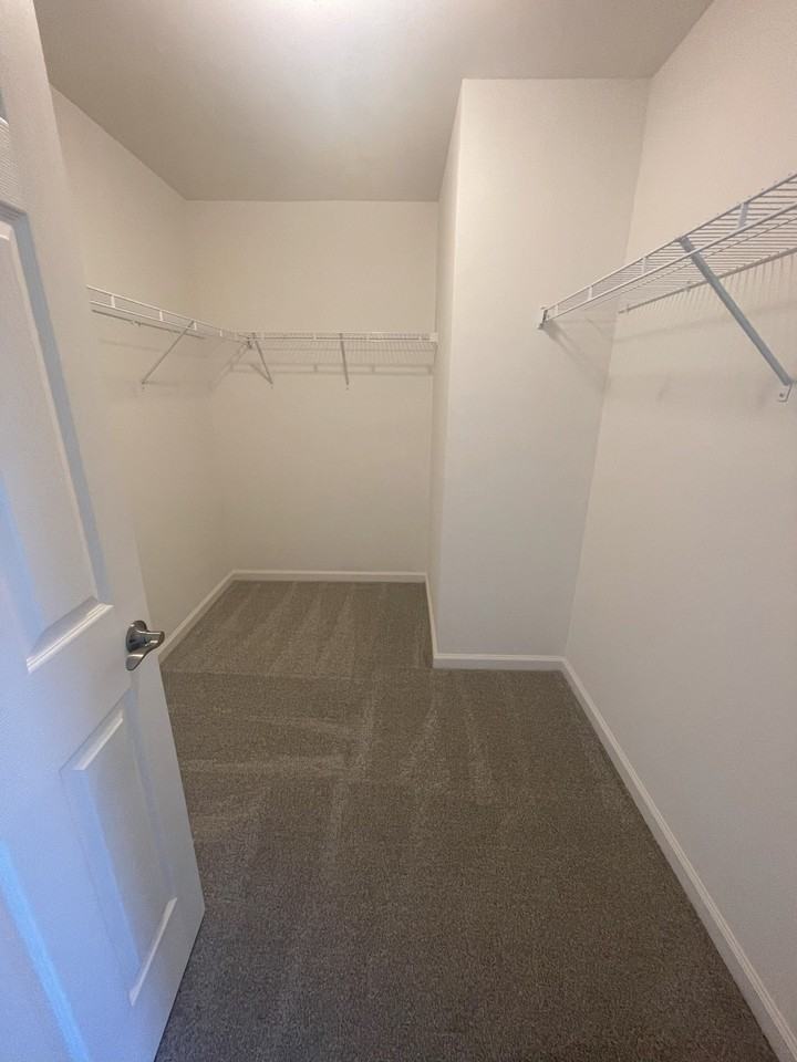 215 Thompson Ave - Photo 7 of 20
