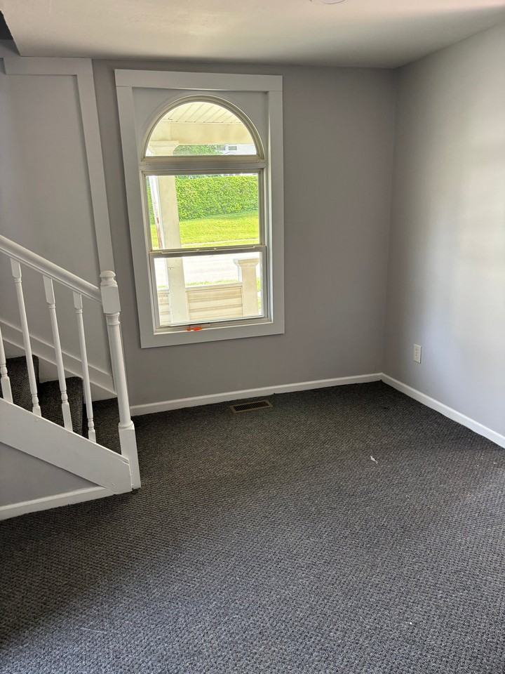 202 W Broadway St - Photo 5 of 9