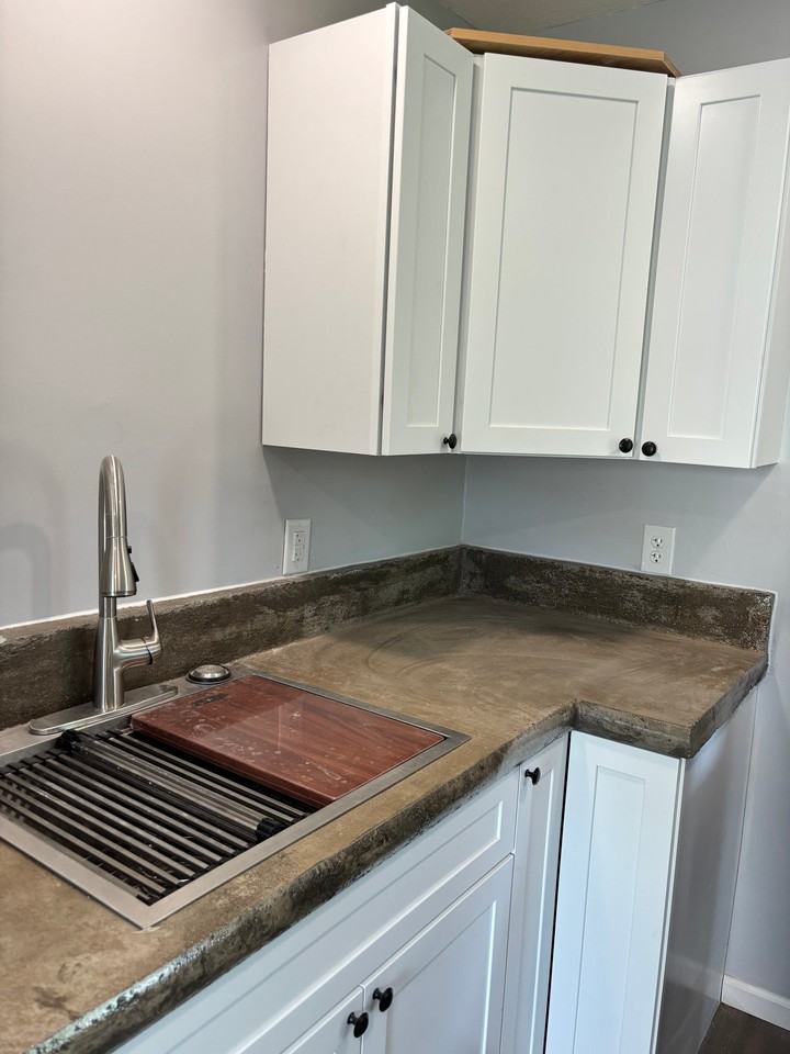 202 W Broadway St - Photo 7 of 9