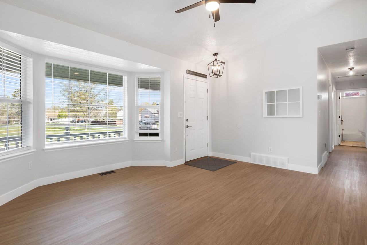 318 Spyglass Dr - Photo 2 of 20