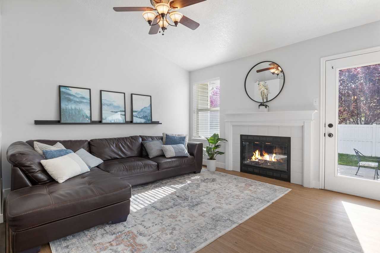 318 Spyglass Dr - Photo 4 of 20