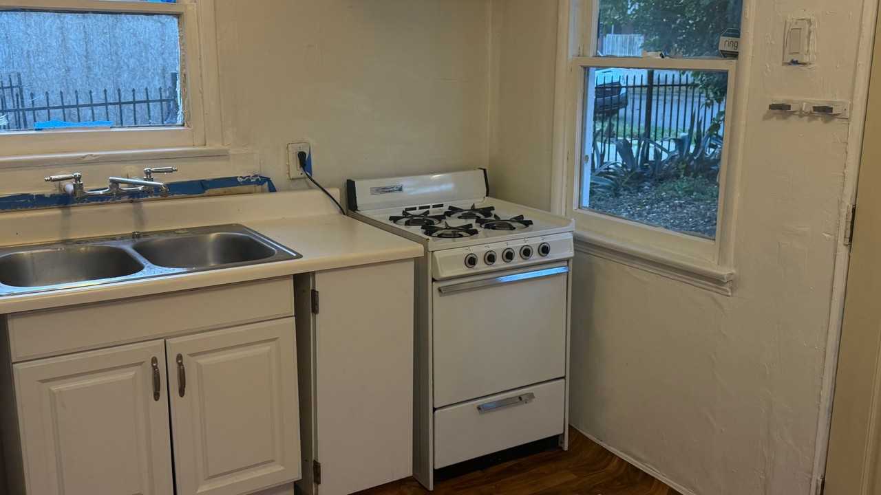 172 E Claremont St - Photo 6 of 10