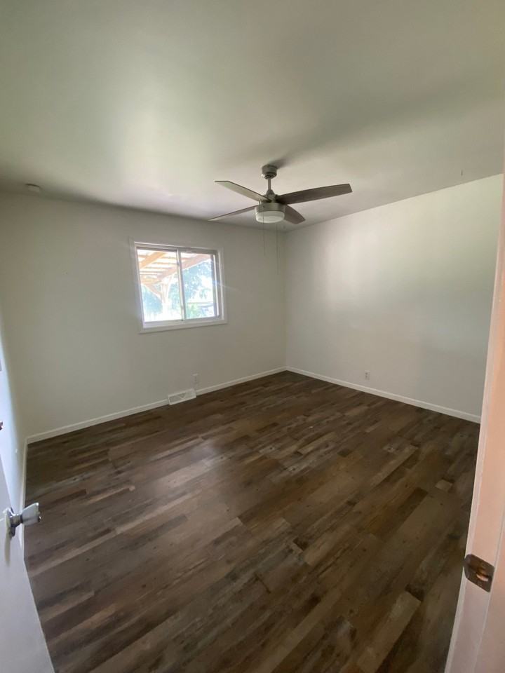 817 Hiawatha Dr - Photo 4 of 17