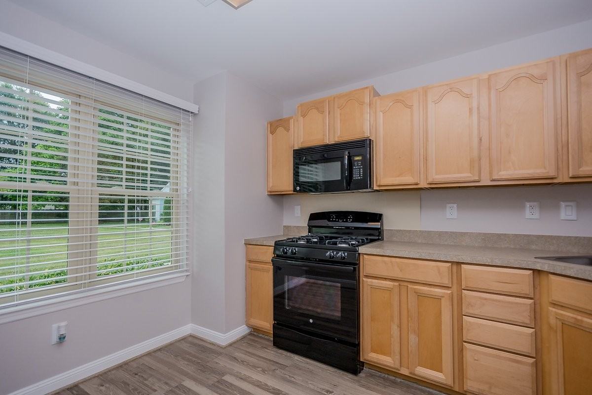413 Atlanta Ct - Photo 7 of 9