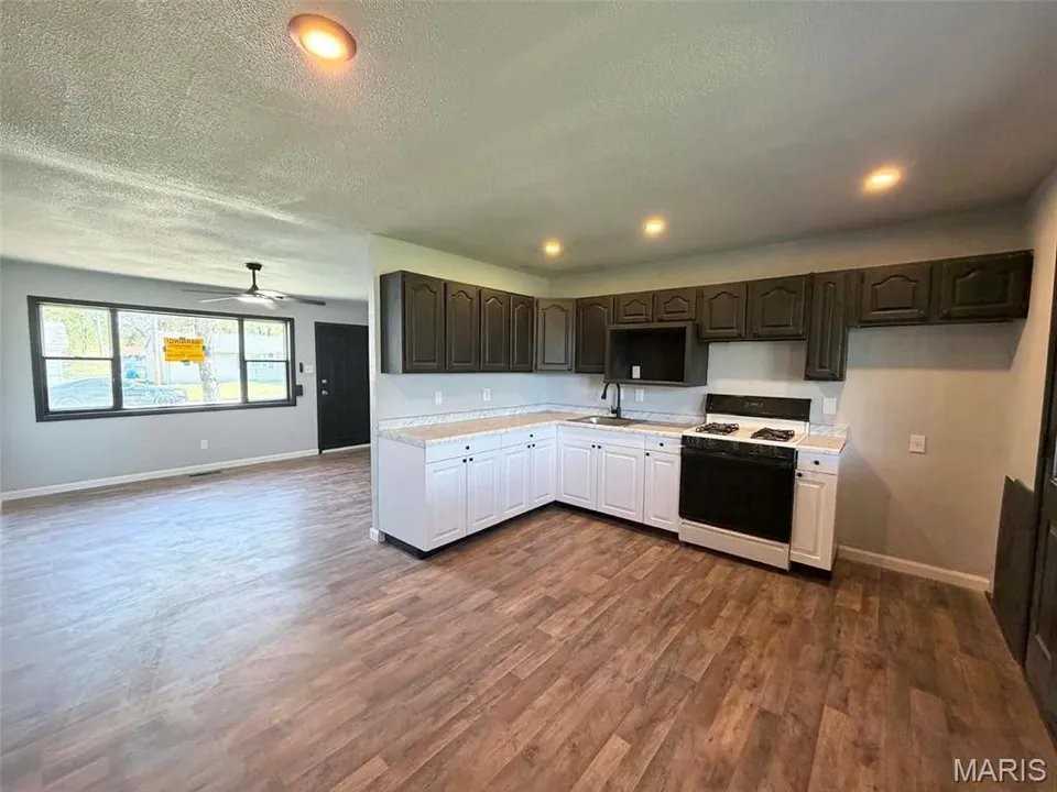 1150 Price St - Photo 4 of 12