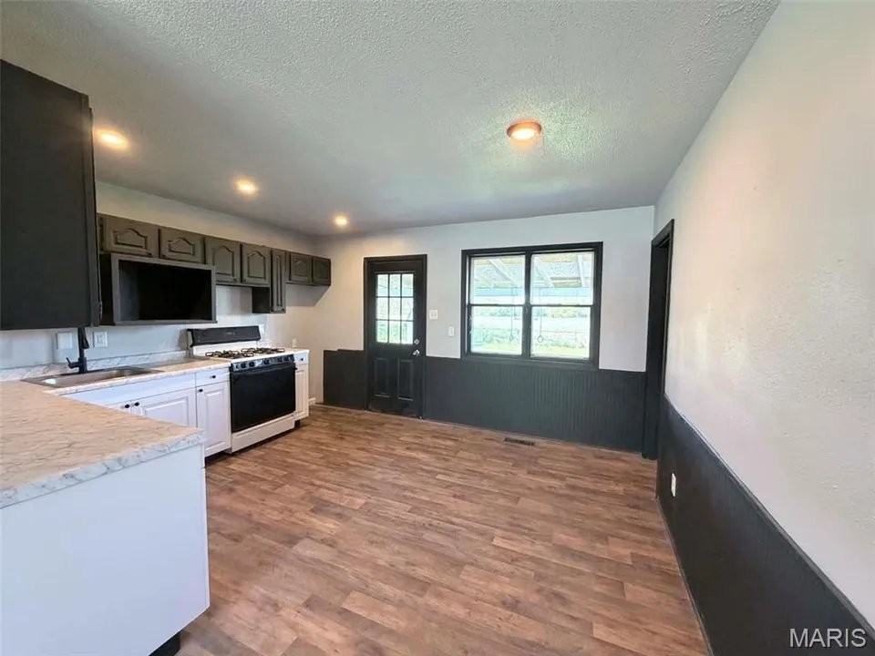 1150 Price St - Photo 5 of 12