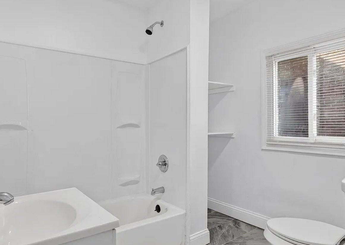 8222 Roselawn St - Photo 6 of 9
