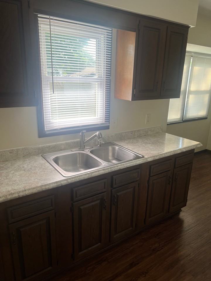 1139 N Pioneer St - Photo 6 of 22
