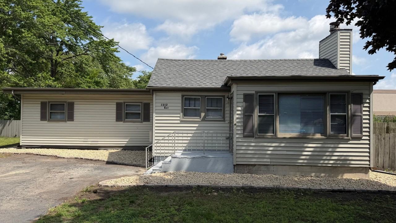 1212 E 39th Pl