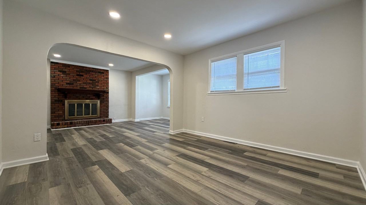 1212 E 39th Pl - Photo 2 of 17