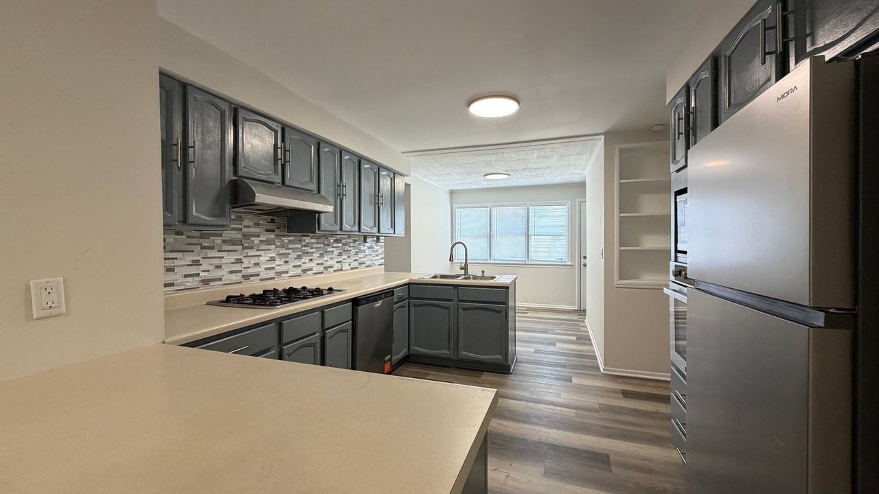 1212 E 39th Pl - Photo 3 of 17
