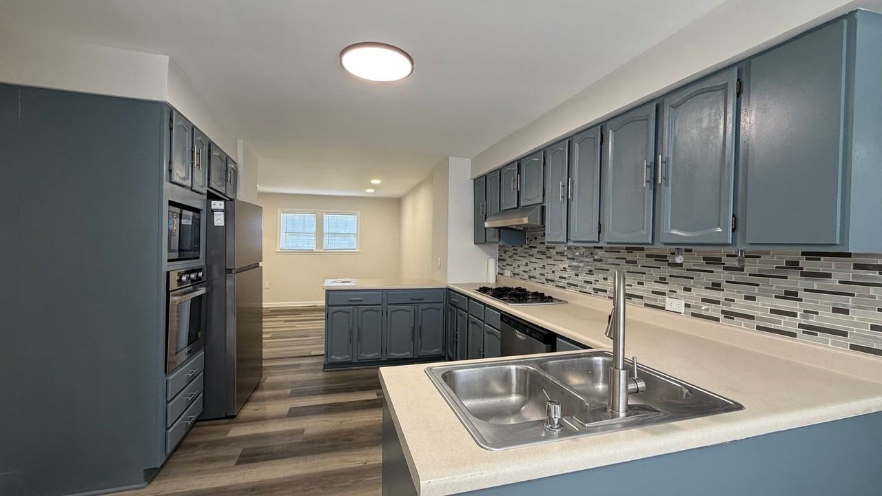 1212 E 39th Pl - Photo 4 of 17