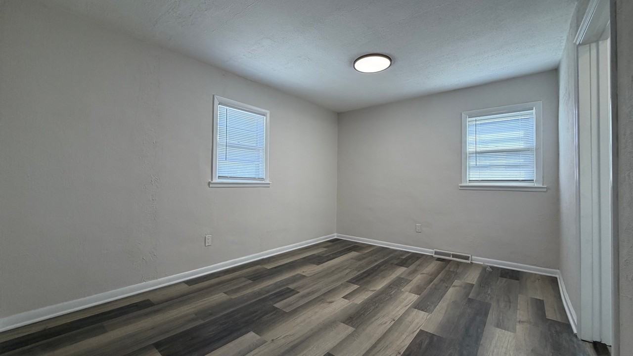 1212 E 39th Pl - Photo 5 of 17