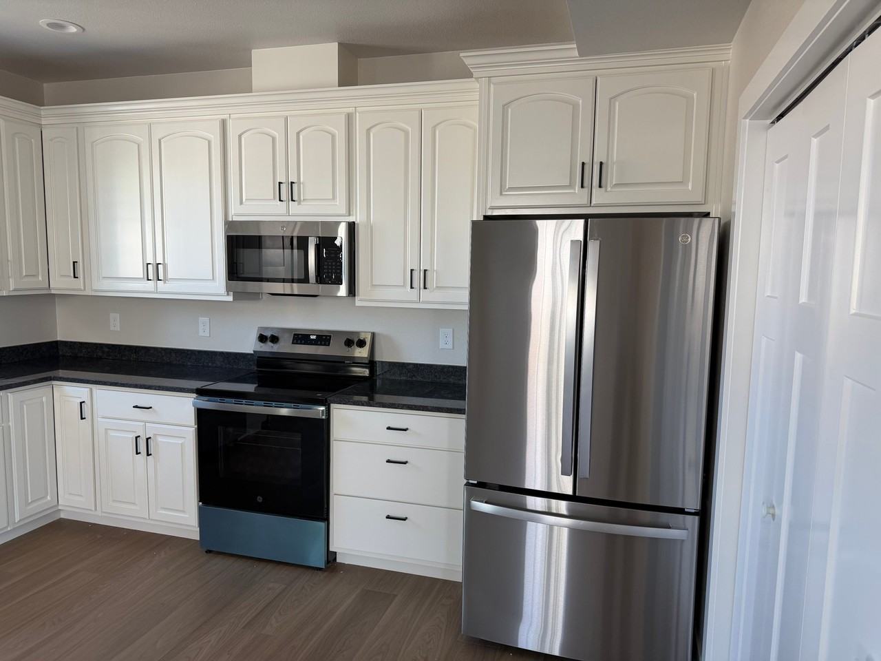 601 2nd Ave #B - Photo 5 of 11
