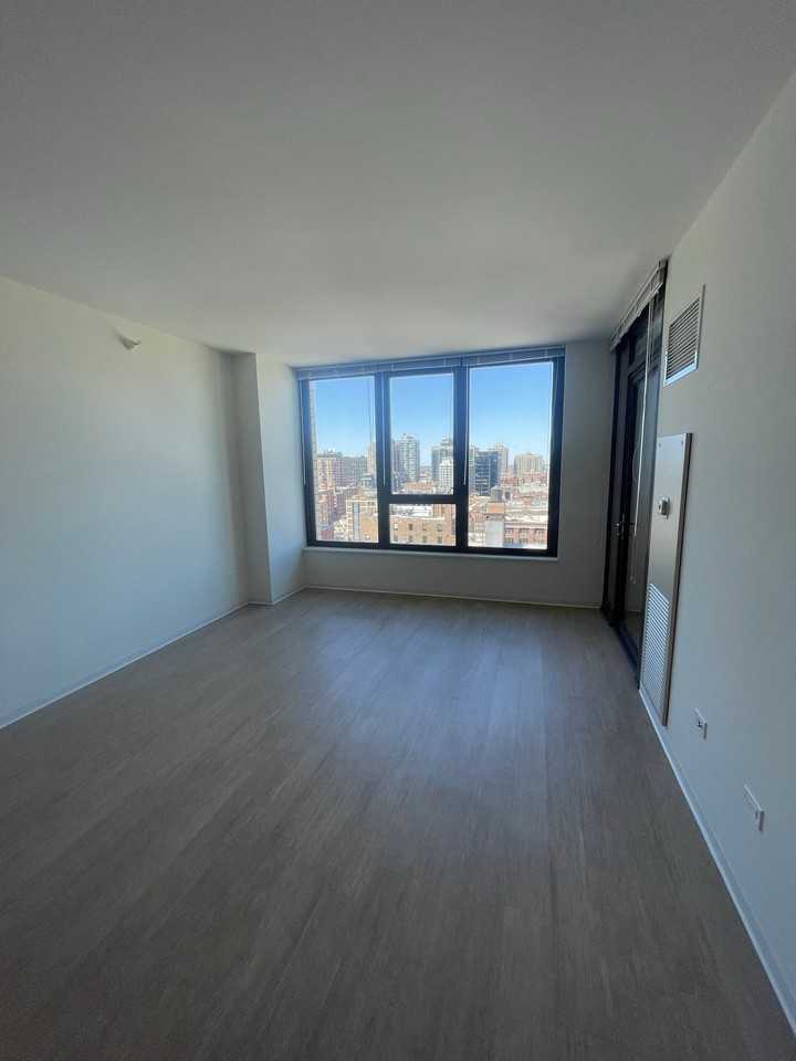 142 W Superior St - Photo 4 of 12