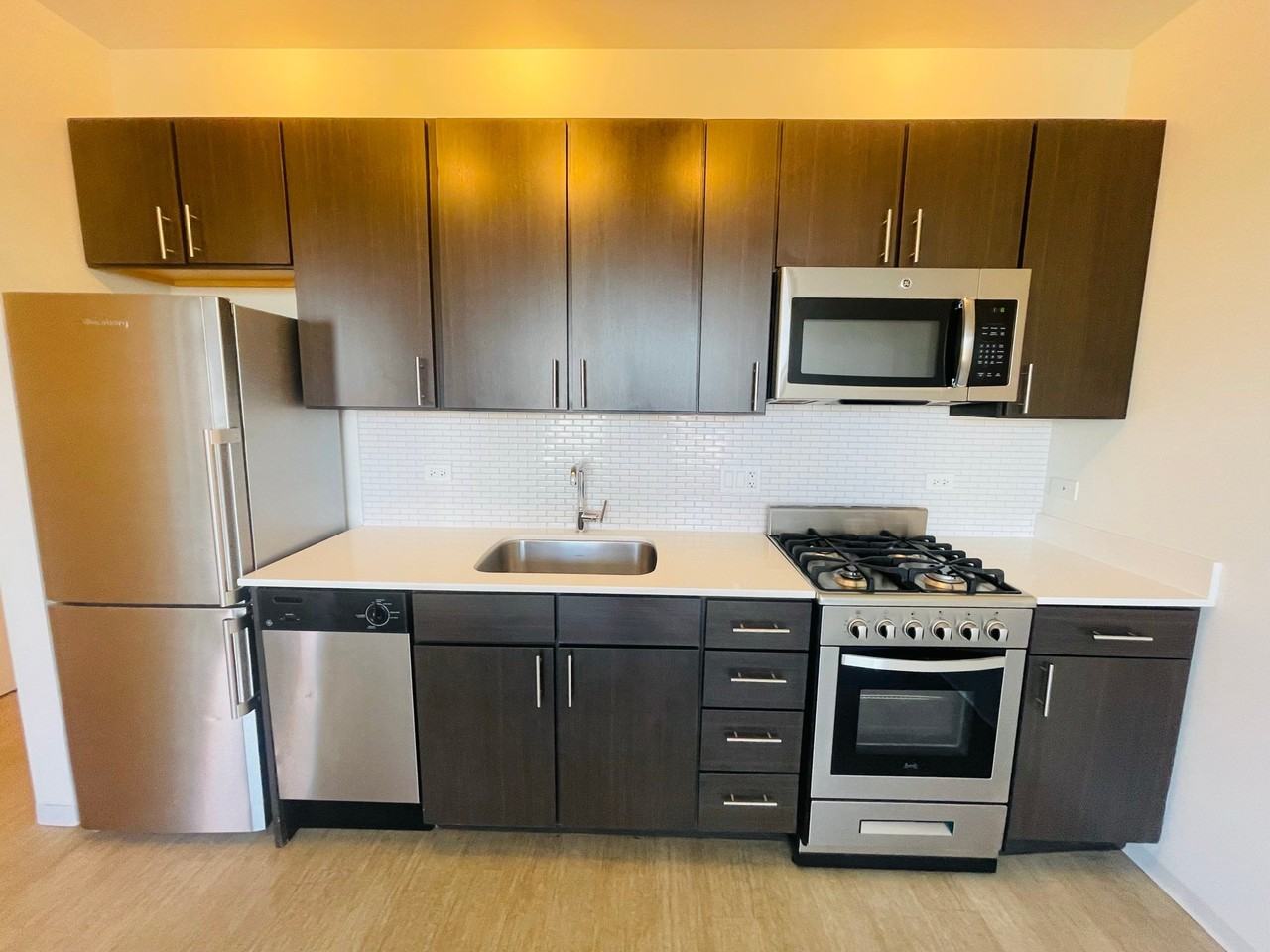142 W Superior St - Photo 6 of 12