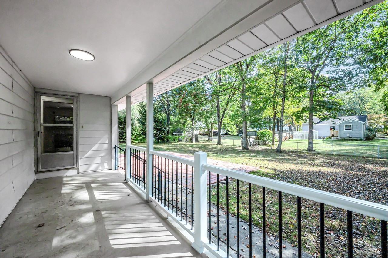557 Maple Rd - Photo 2 of 17