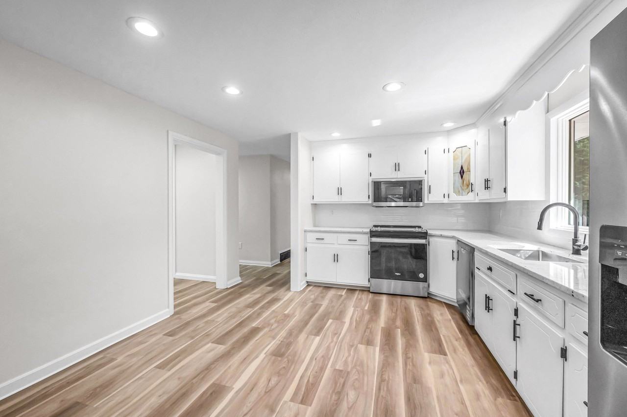 557 Maple Rd - Photo 3 of 17