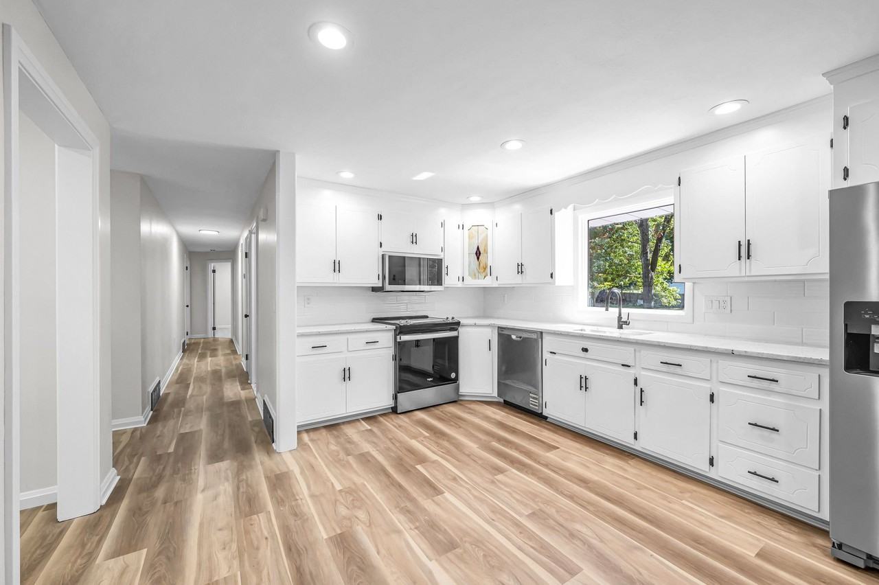 557 Maple Rd - Photo 4 of 17