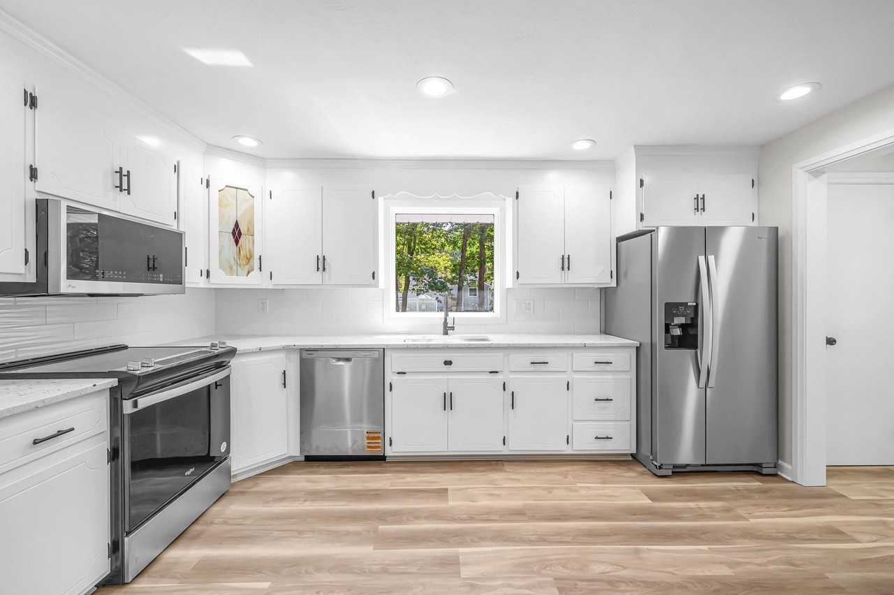 557 Maple Rd - Photo 5 of 17