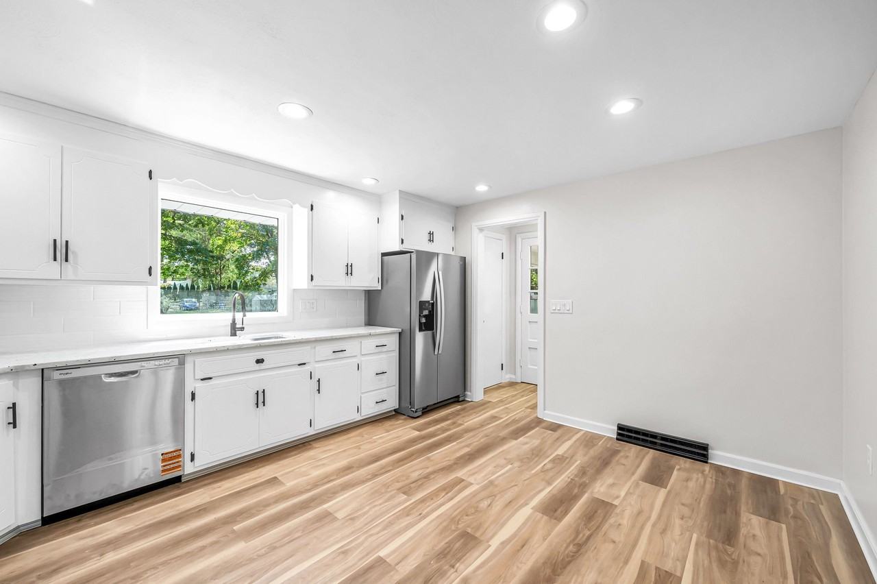 557 Maple Rd - Photo 6 of 17