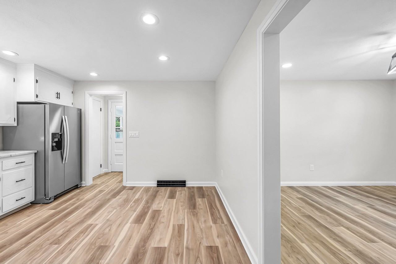 557 Maple Rd - Photo 7 of 17