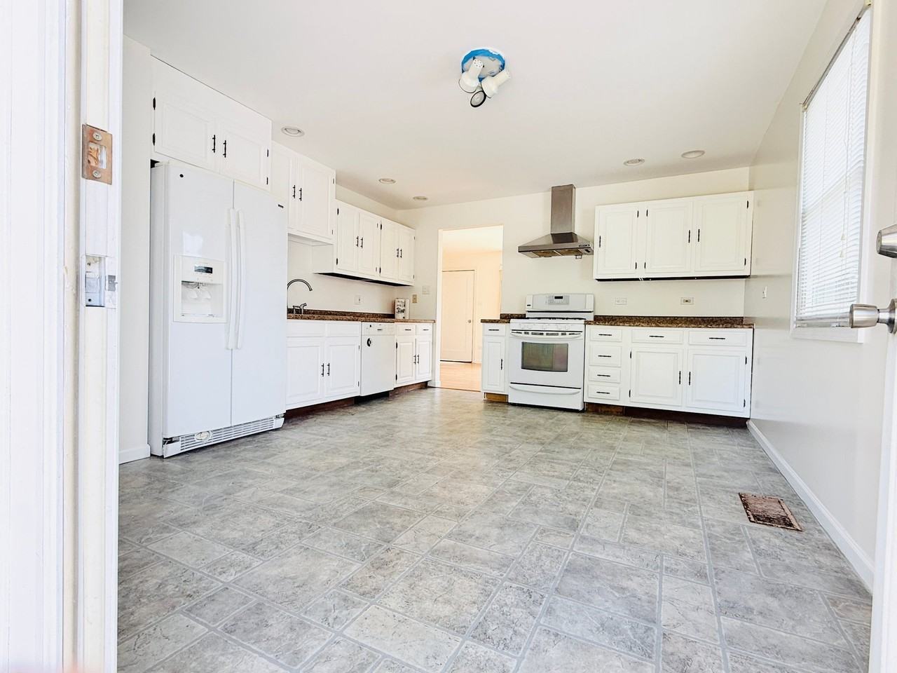2904 Stork Ct - Photo 2 of 20