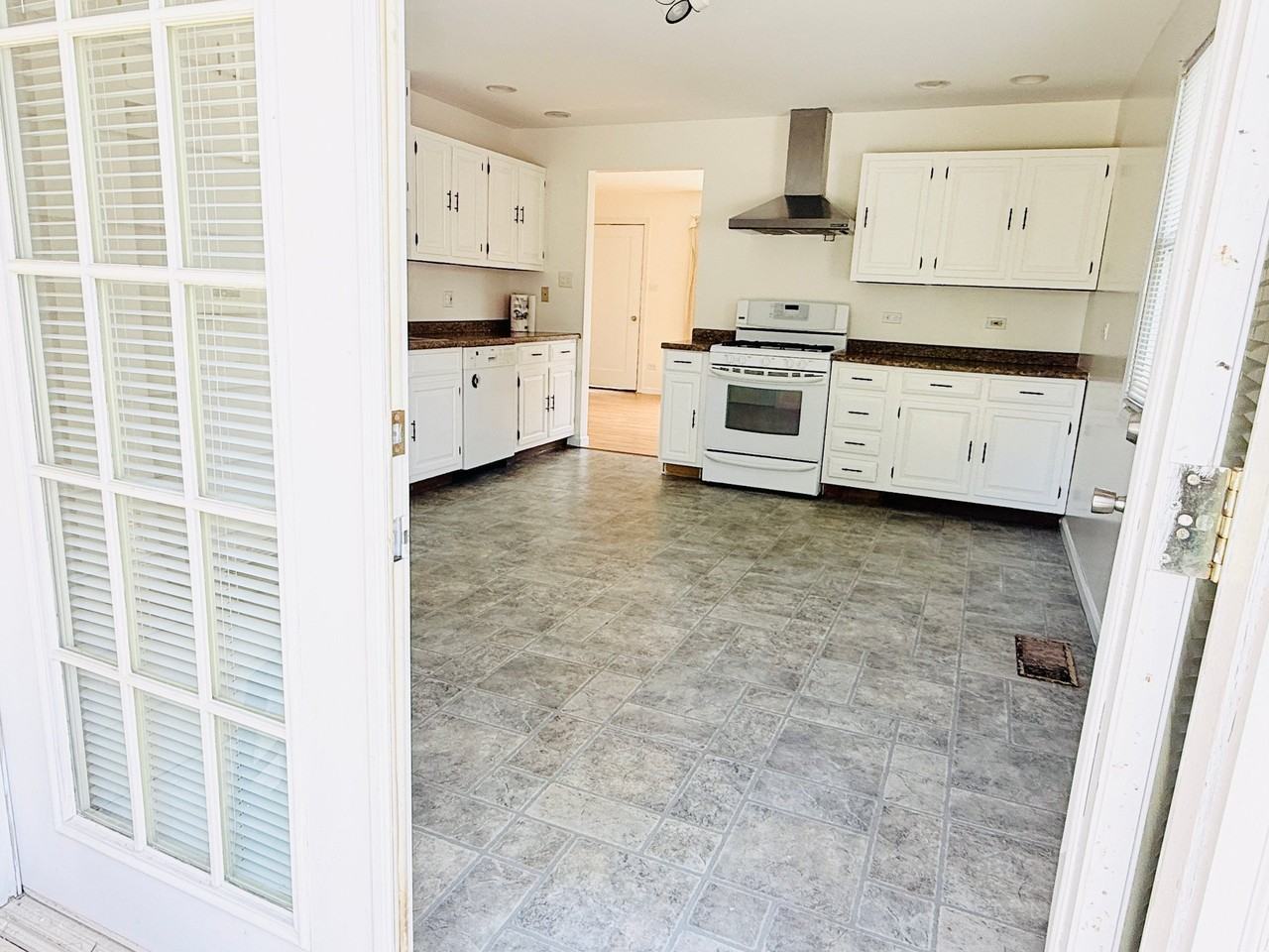 2904 Stork Ct - Photo 3 of 20