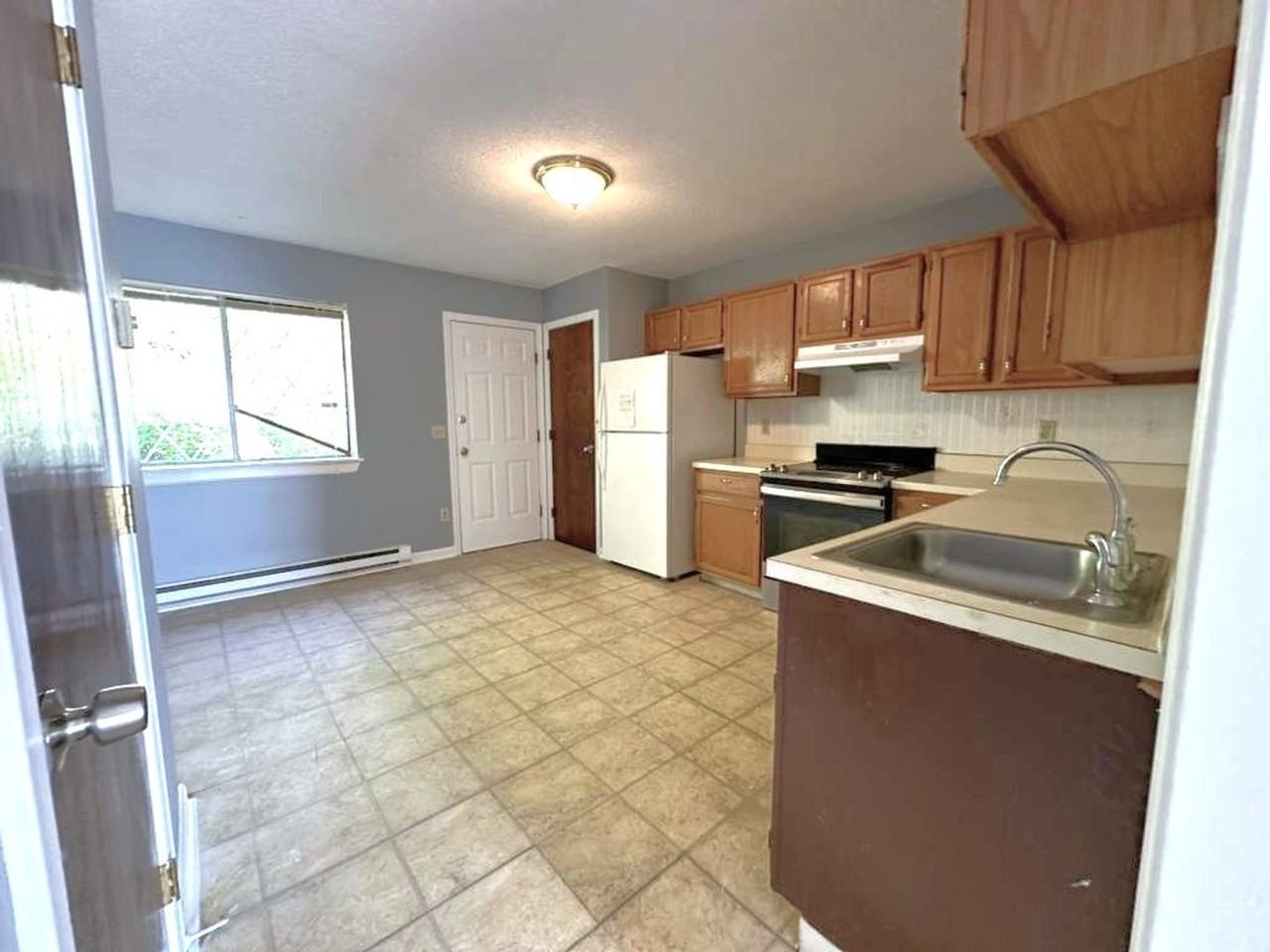 176 Lincoln St - Photo 3 of 19