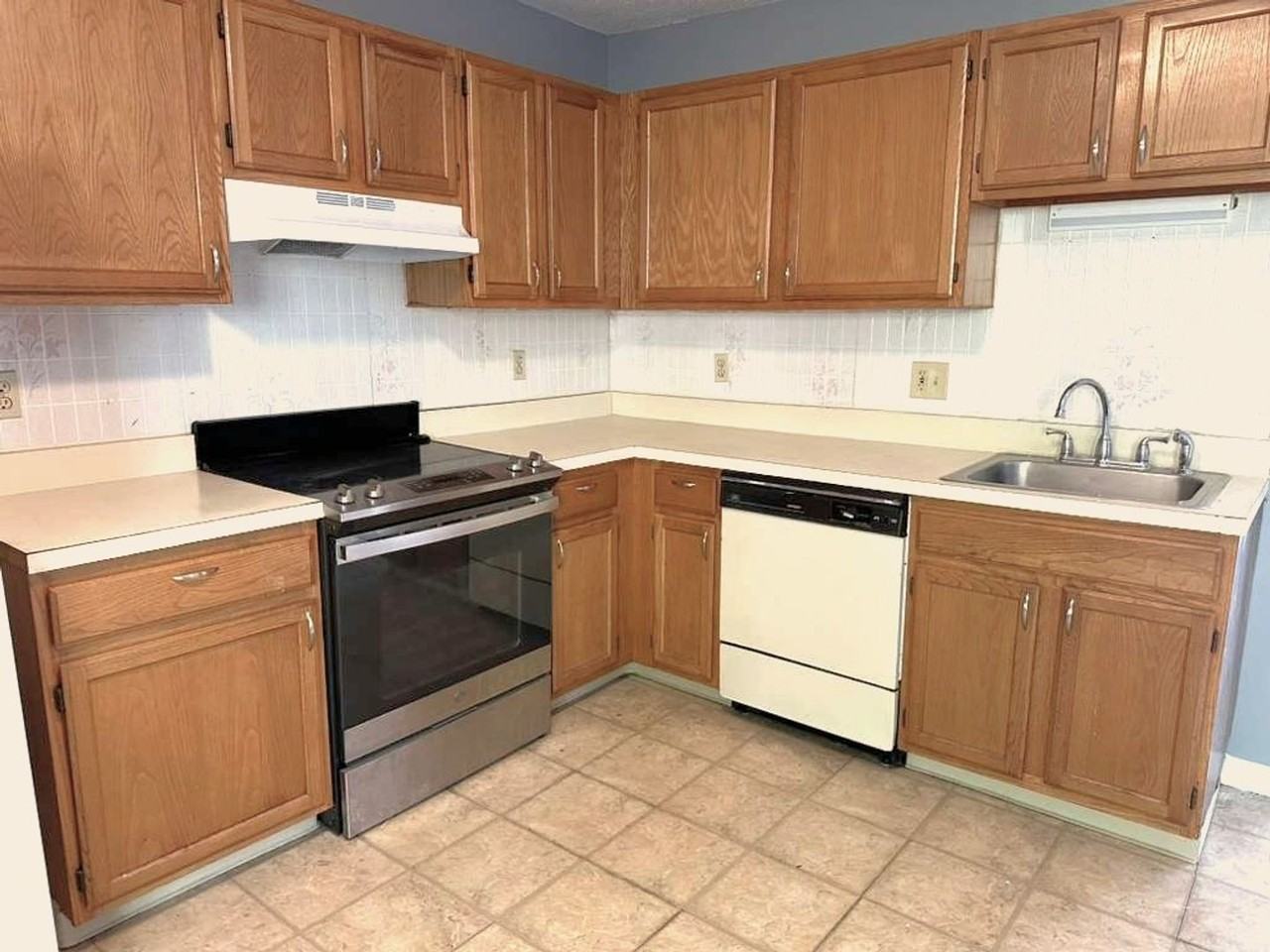 176 Lincoln St - Photo 4 of 19