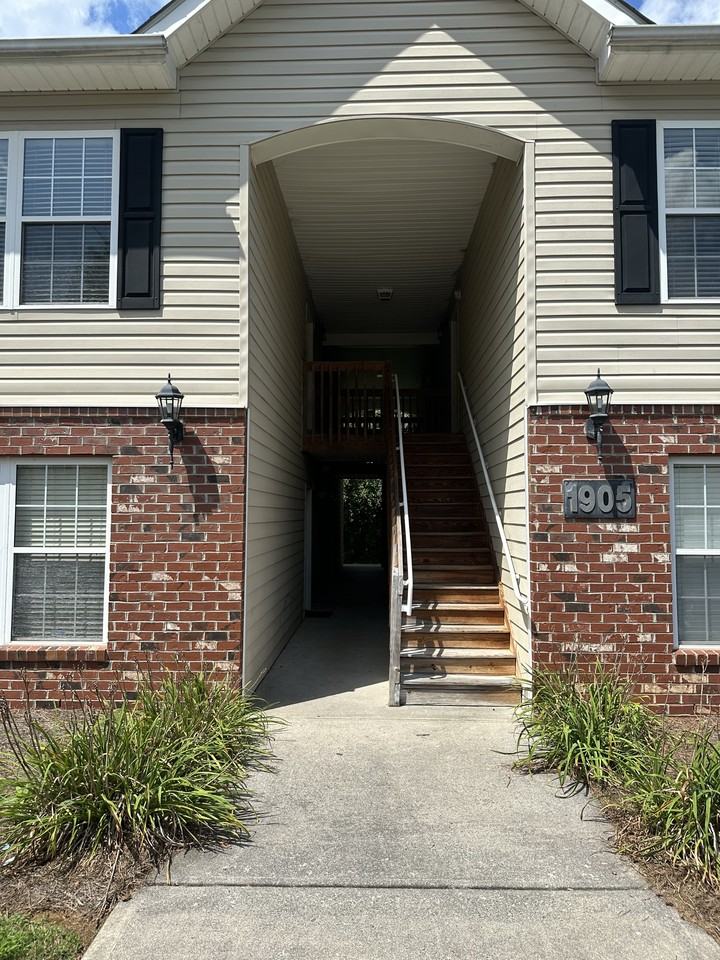 1905 Crest Hollow Dr #103 - Photo 4 of 30