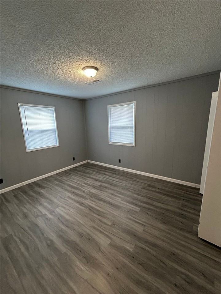 407 Park St #D - Photo 3 of 6