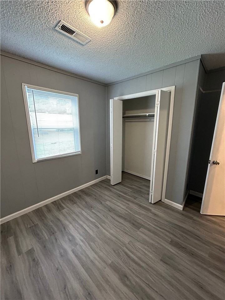 407 Park St #D - Photo 4 of 6
