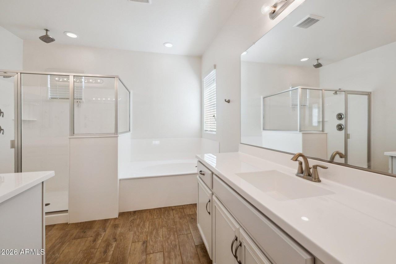 211 E Brinley Dr - Photo 4 of 46