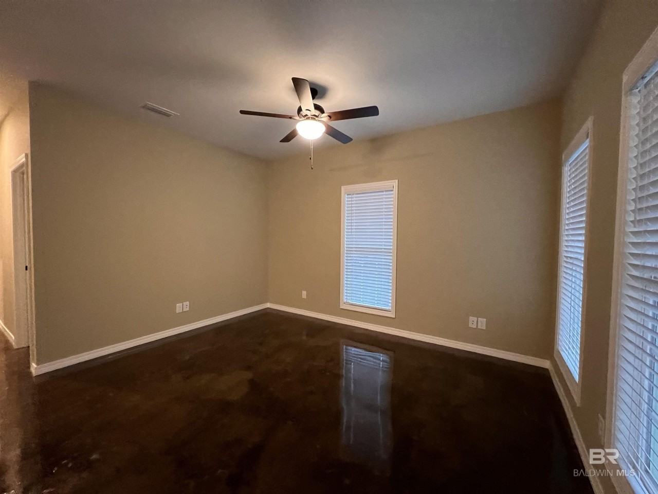 33048 Stables Dr - Photo 2 of 18