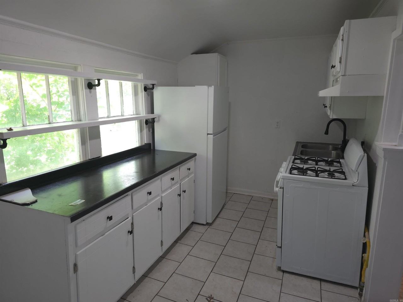 216 Elizabeth Ter - Photo 6 of 22