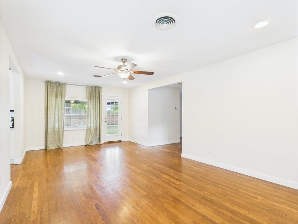 409 S Pear St - Photo 4 of 34