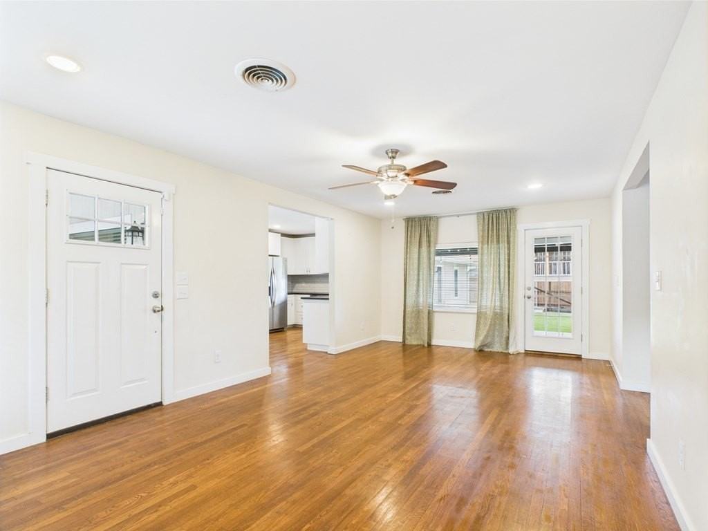 409 S Pear St - Photo 5 of 34