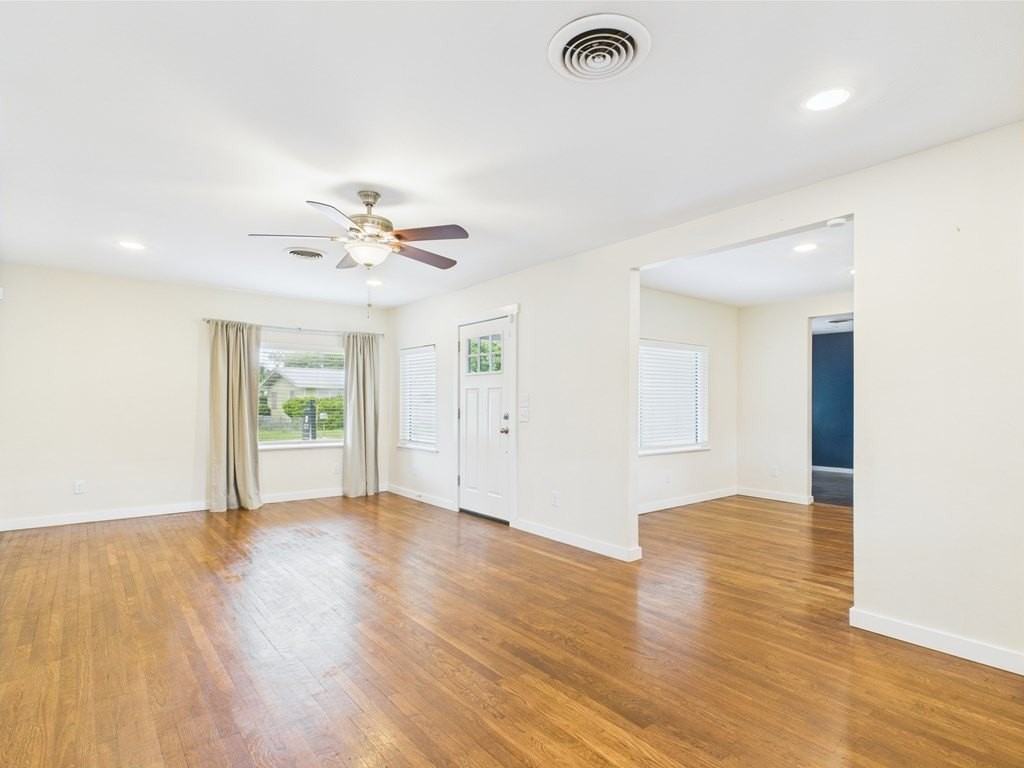409 S Pear St - Photo 7 of 34