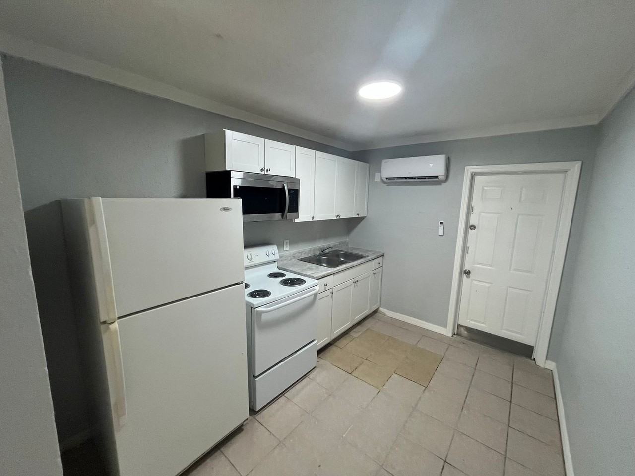 2371 Edwin St Ne - Photo 3 of 9