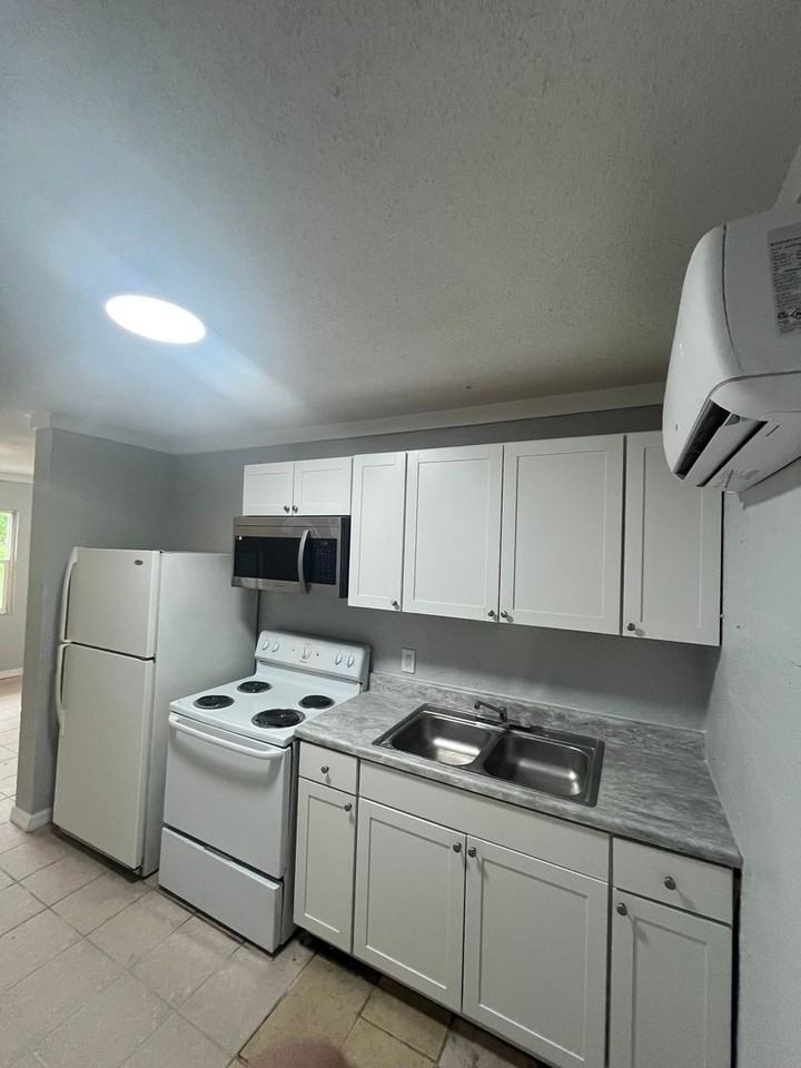 2371 Edwin St Ne - Photo 4 of 9