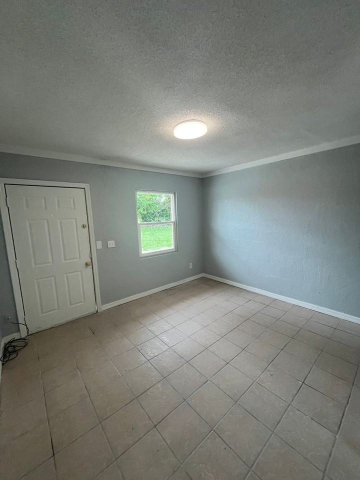 2371 Edwin St Ne - Photo 6 of 9