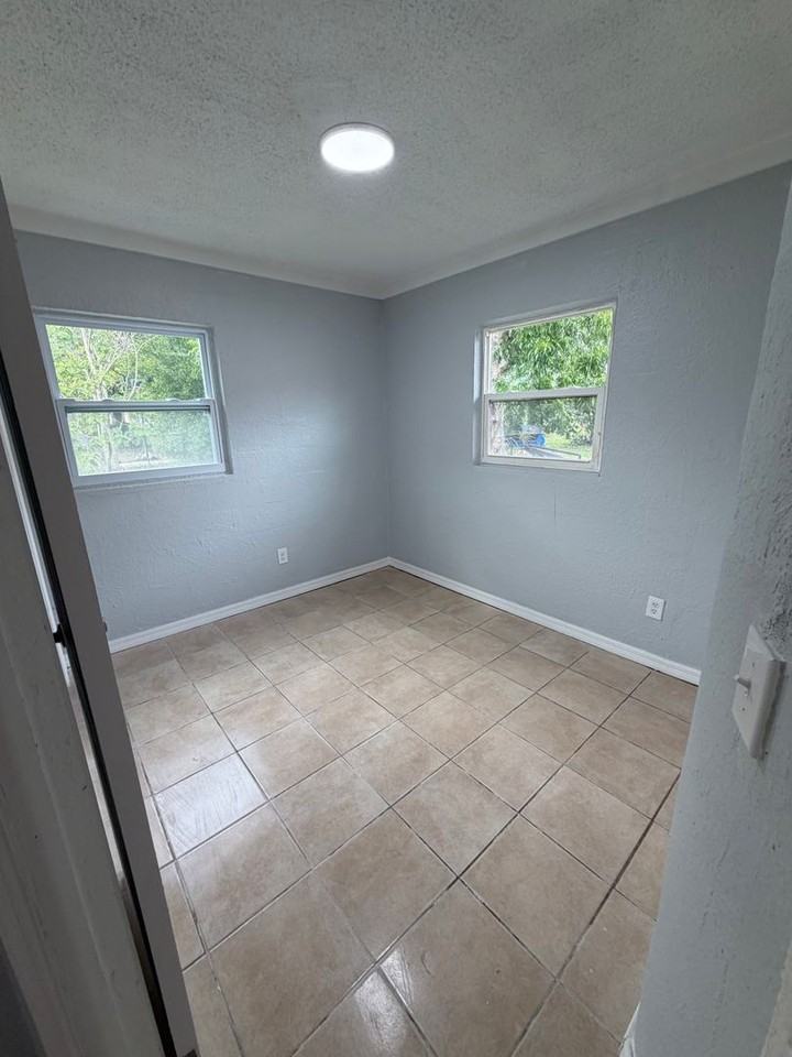 2371 Edwin St Ne - Photo 7 of 9