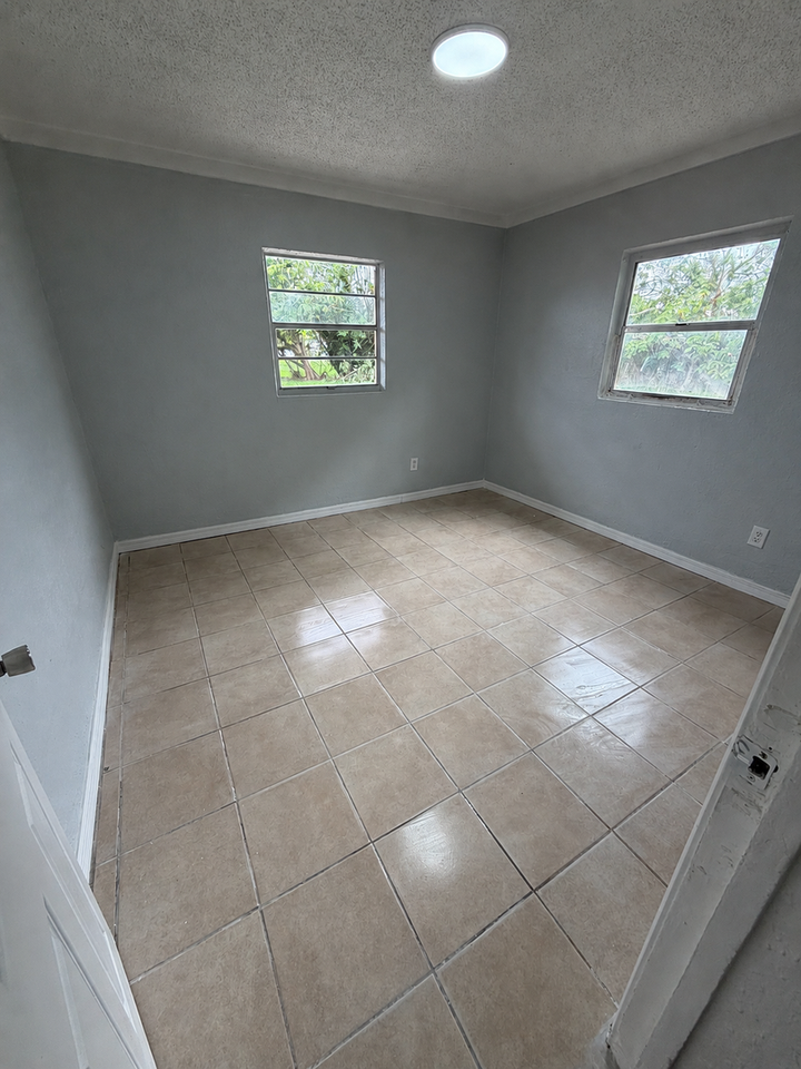 2371 Edwin St Ne - Photo 5 of 10