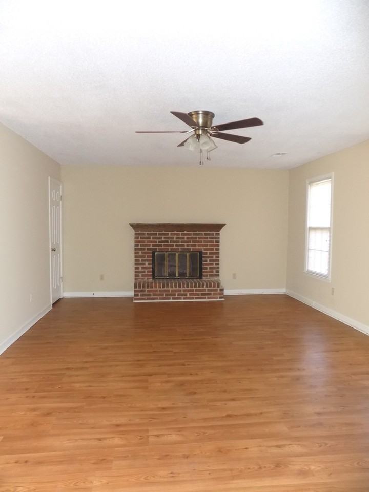 128 Wells Garden Ct - Photo 2 of 13