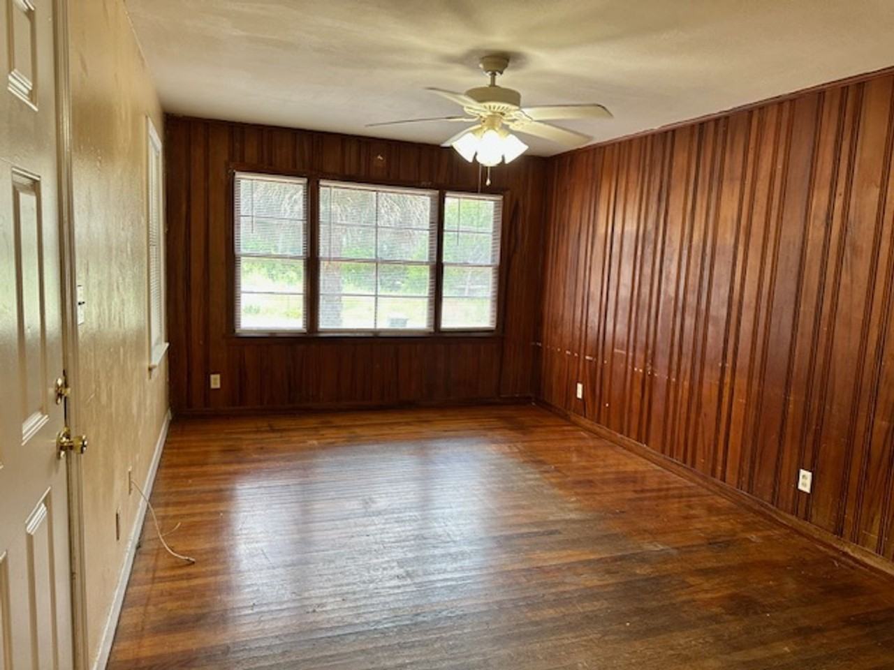 1725 Airport Dr - Photo 3 of 33