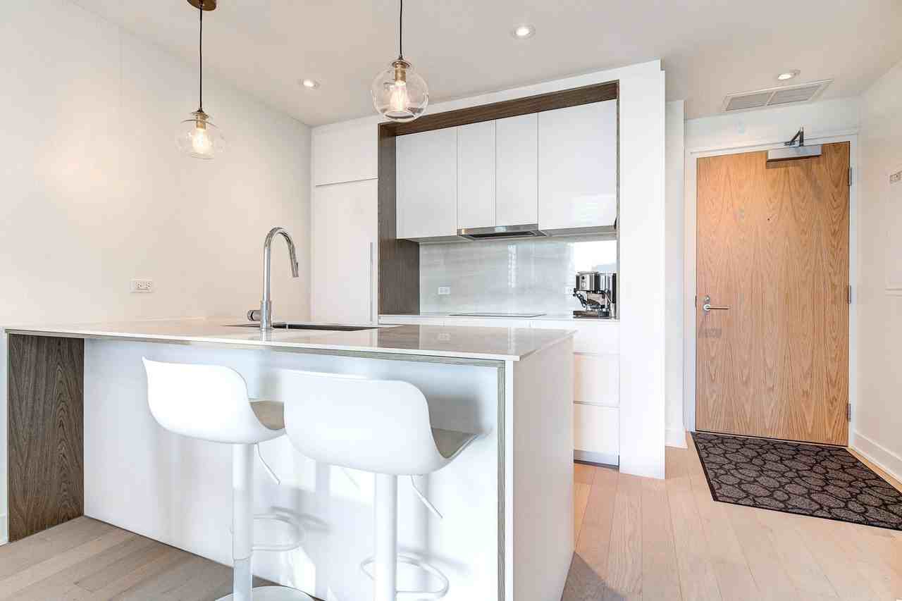 1020 Rue De La Montagne - Photo 2 of 43