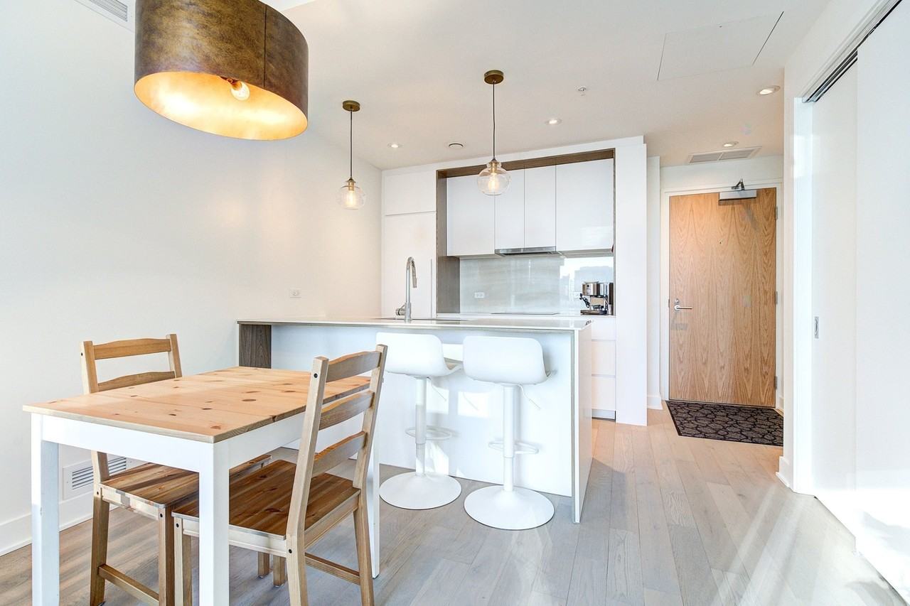 1020 Rue De La Montagne - Photo 3 of 43