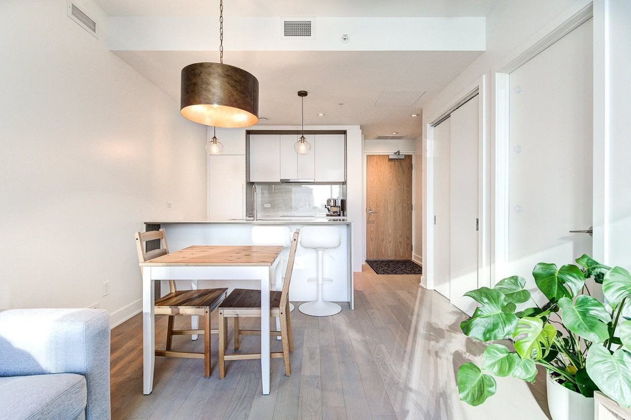 1020 Rue De La Montagne - Photo 4 of 43